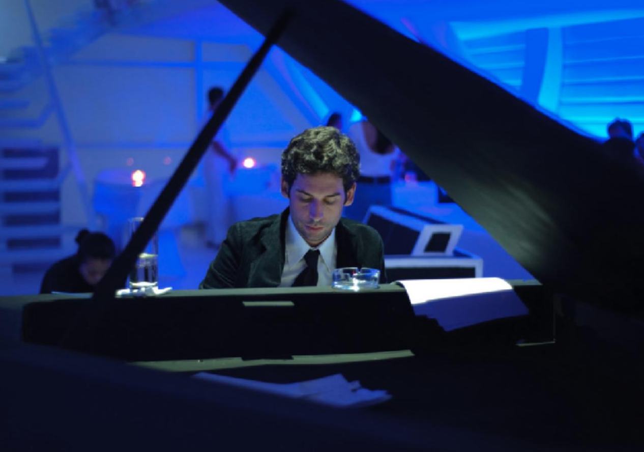 Live piano at Bed Supperclub